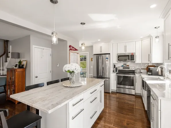 38 Overlook Rd, Waltham, MA 02451