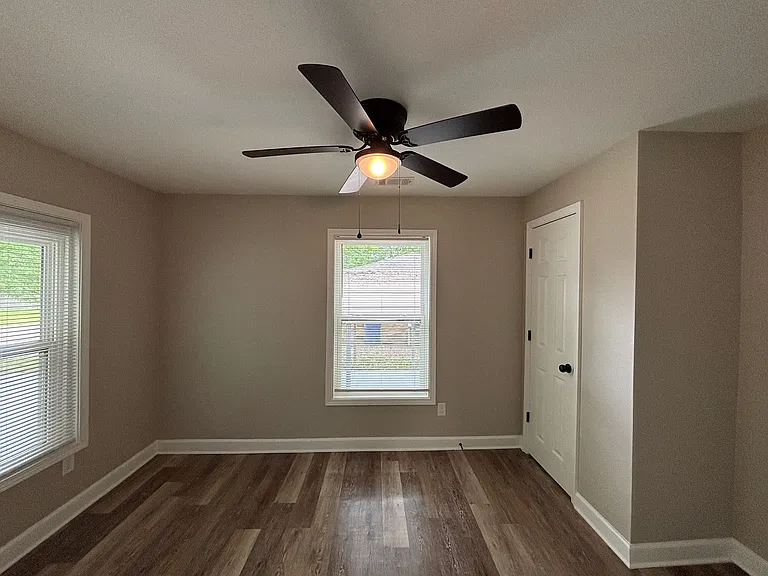 509 E Elm St — Photo 10