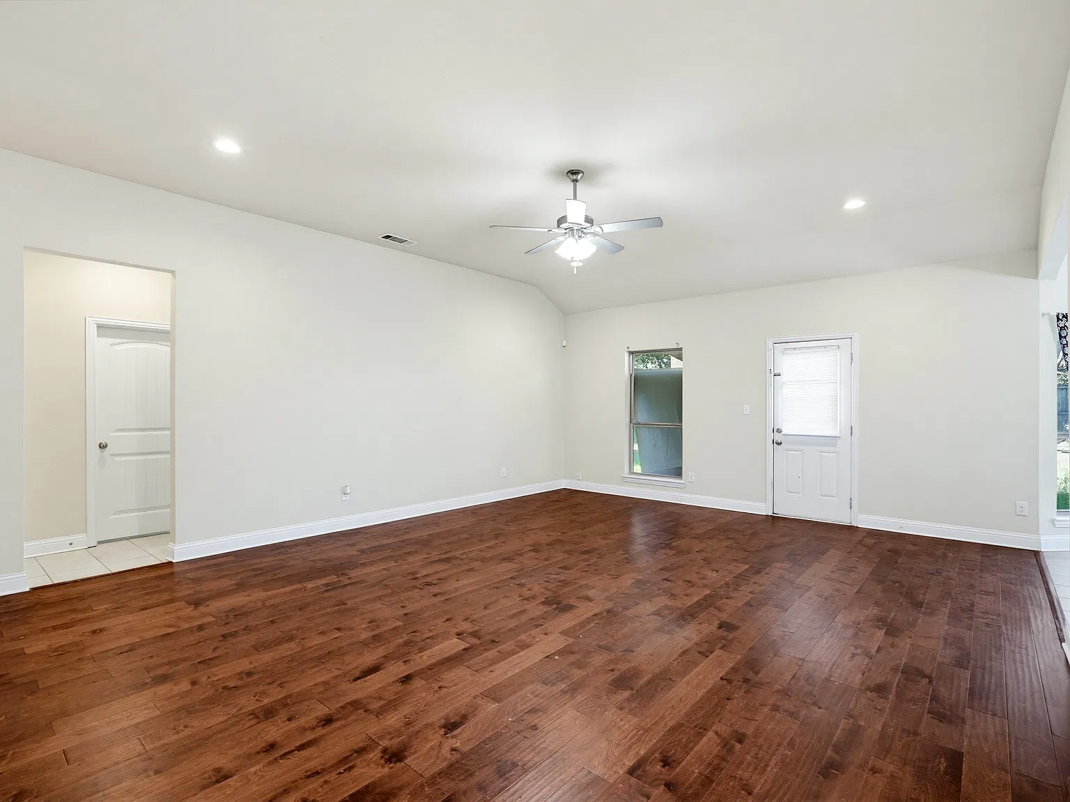 3 bed, 1456 sqft, $1,999 — Photo 3