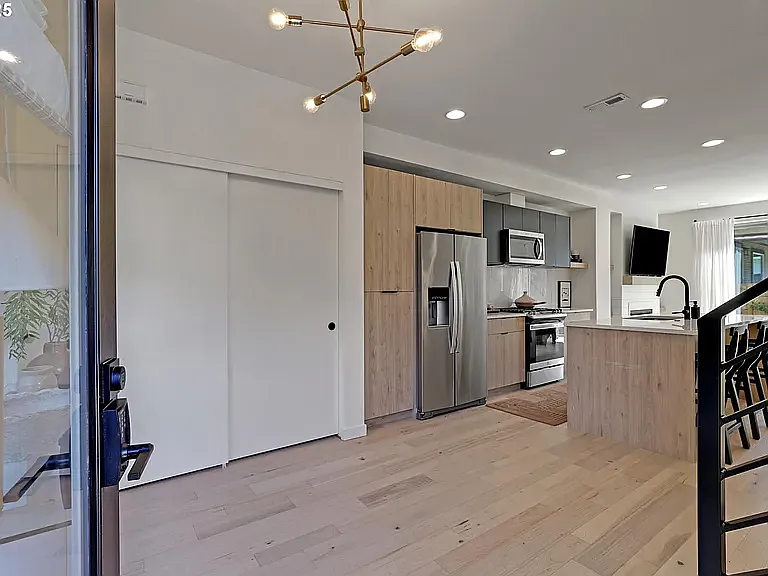 3512 N Haight Ave — Photo 18