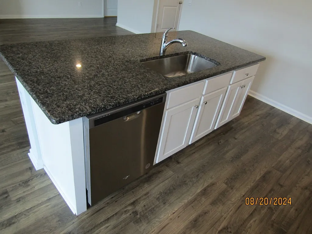 3 bed, 1481 sqft, $2,100 — Photo 2