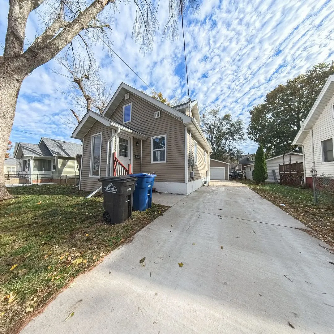 Updated 2 bedroom 2 bathroom with 2 Stall Garage — Photo 2