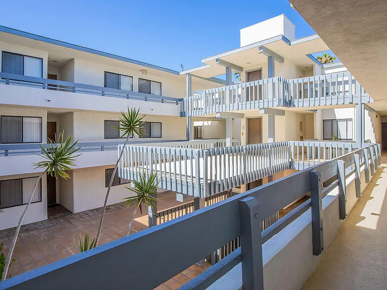 Riviera Vista Apartments — Photo 9