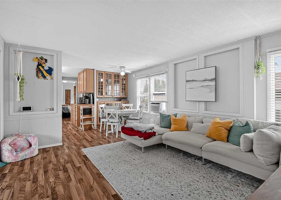1st image of 913 Spring Haven Ct SE