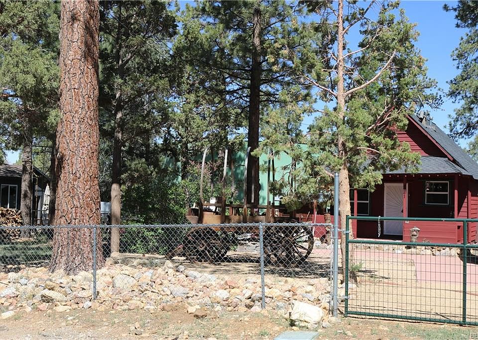 1st image of 521 Spruce Ln