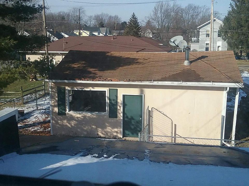Detached garage