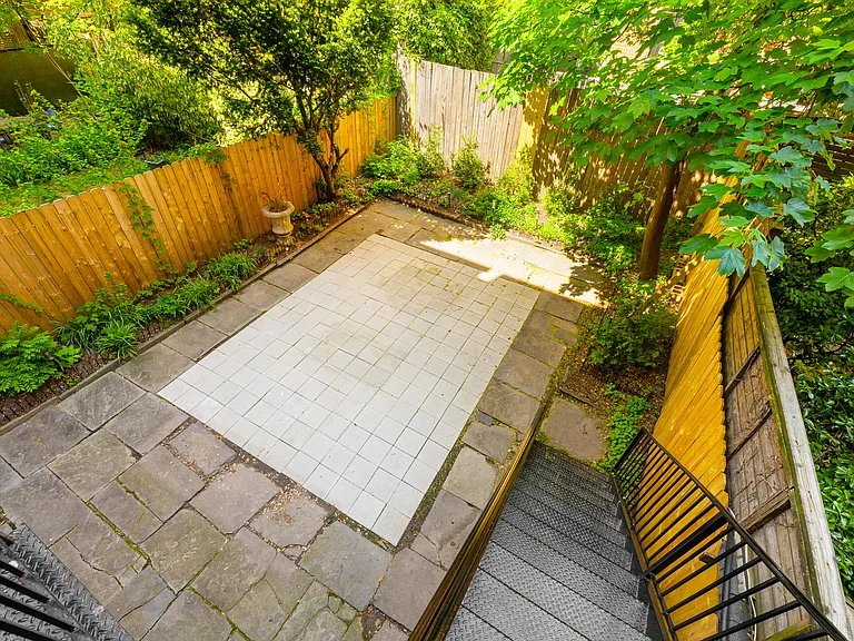431 W 22nd St #1R — Photo 27