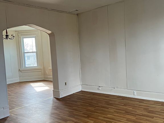 3rd image of 281 Emslie St Floor 2