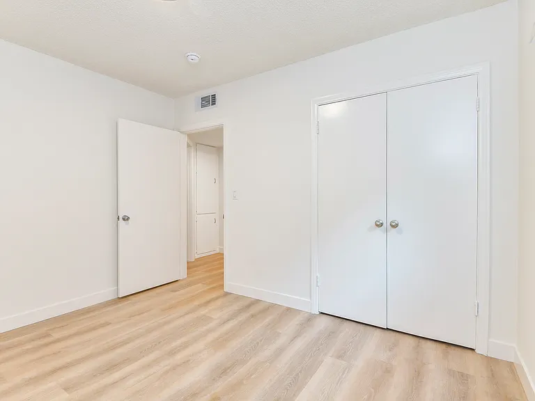 1005 E Doran St #J — Photo 16