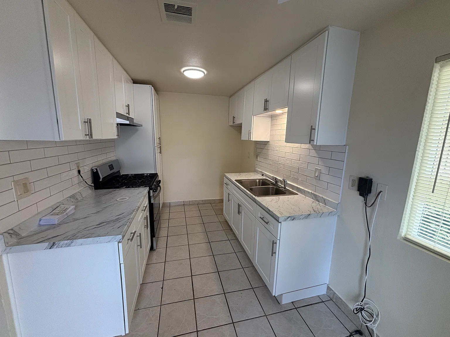 3 bed, 1000 sqft, $3,175 — Photo 2