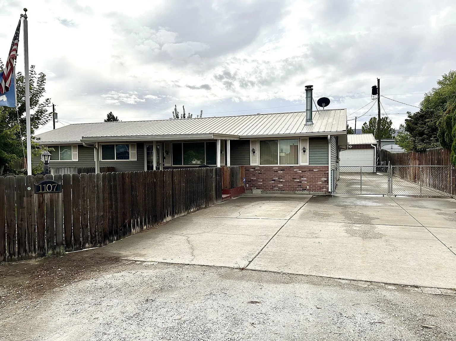 1107 Jane Ave photo 1