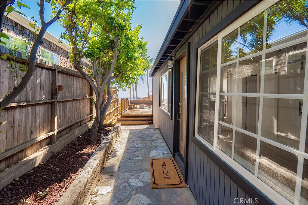 Studio, 1024 sqft, $5,750 — Photo 2