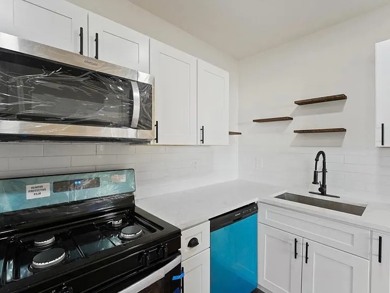 828 Westford St — Photo 11