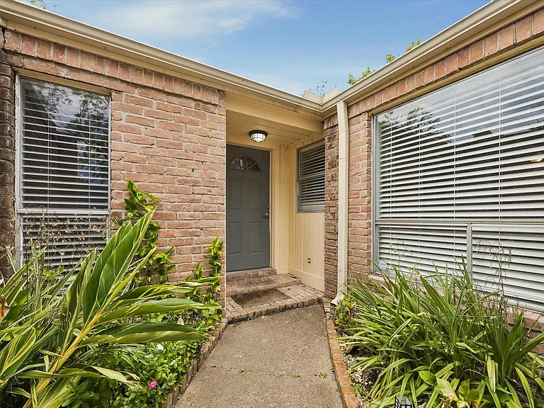 2110 Gray Falls Dr — Photo 2