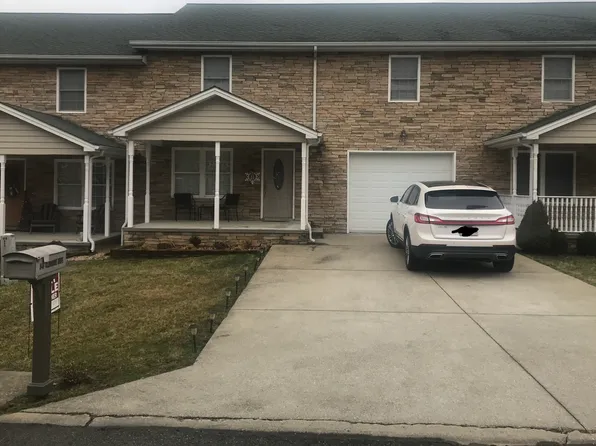 648 Clubhouse Dr, Prestonsburg, KY 41653