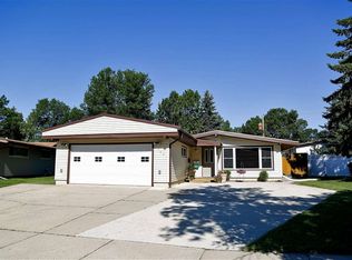 128 28th St SW, Minot, ND 58701