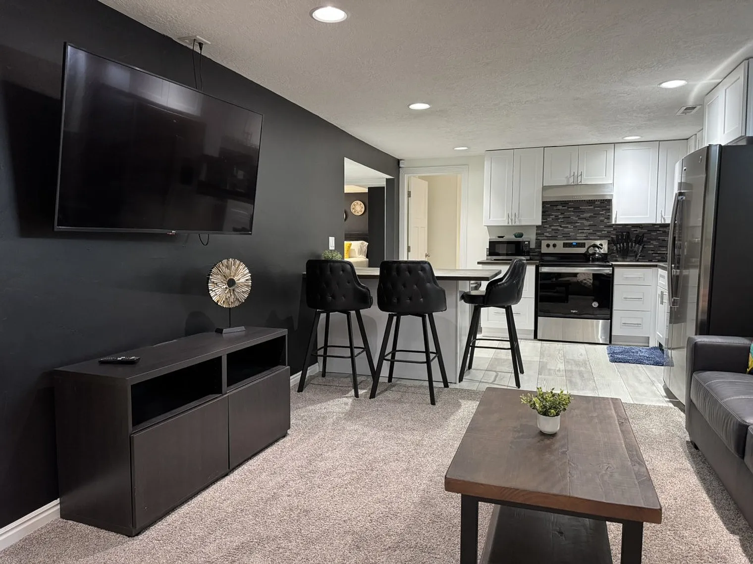3 bed, 1.0 bath, $4,722 — Photo 2