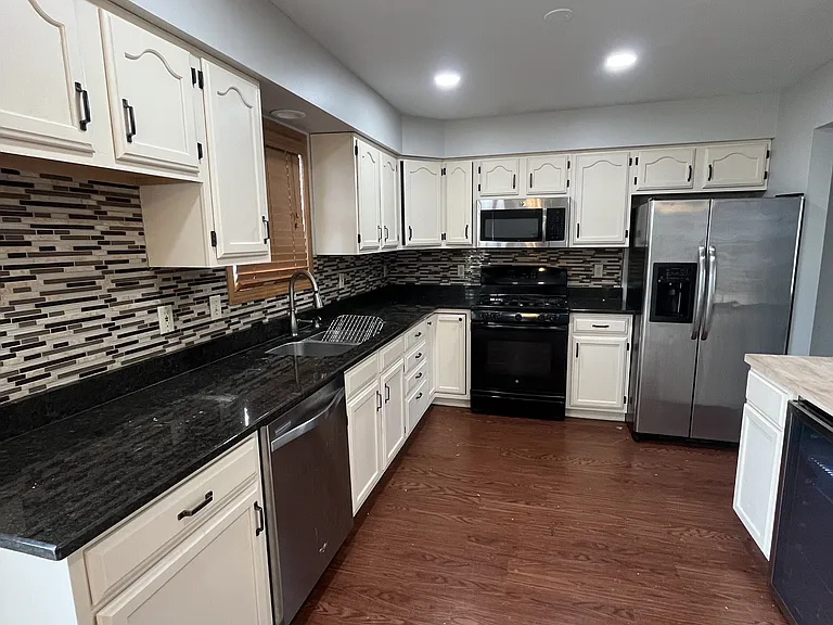 925 W 89th Pl — Photo 4