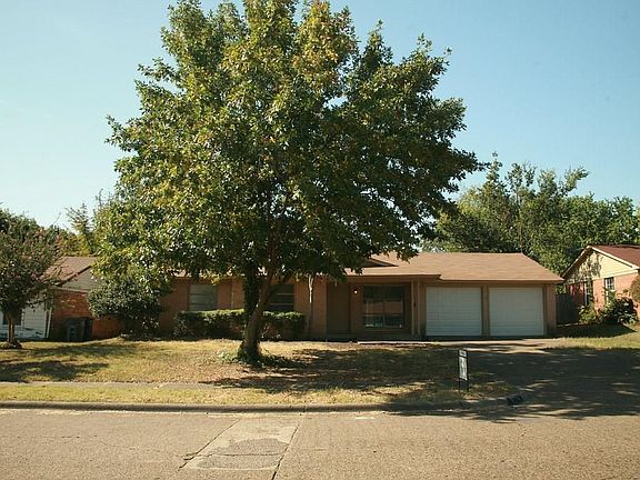 3rd image of 916 Emberwood Dr