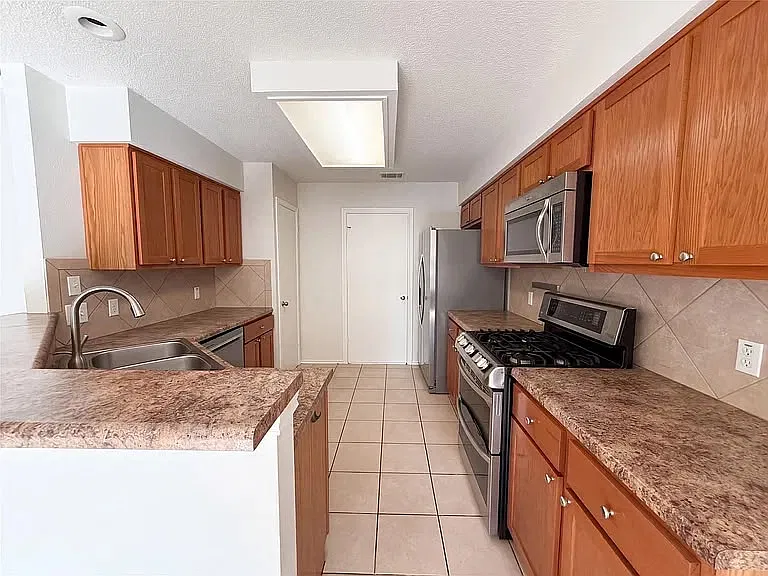 3 bed, 1621 sqft, $2,803 — Photo 4