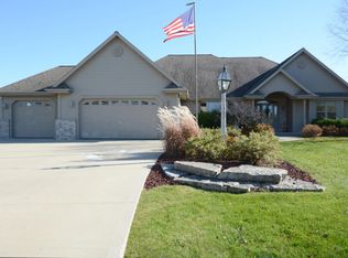 403 Island View Ct, Dousman, WI 53118