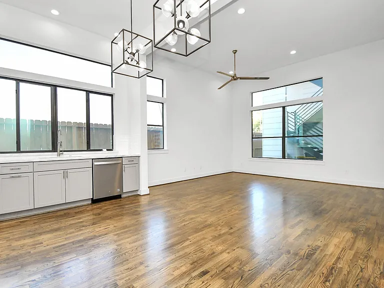 732 W 22nd St #A — Photo 15