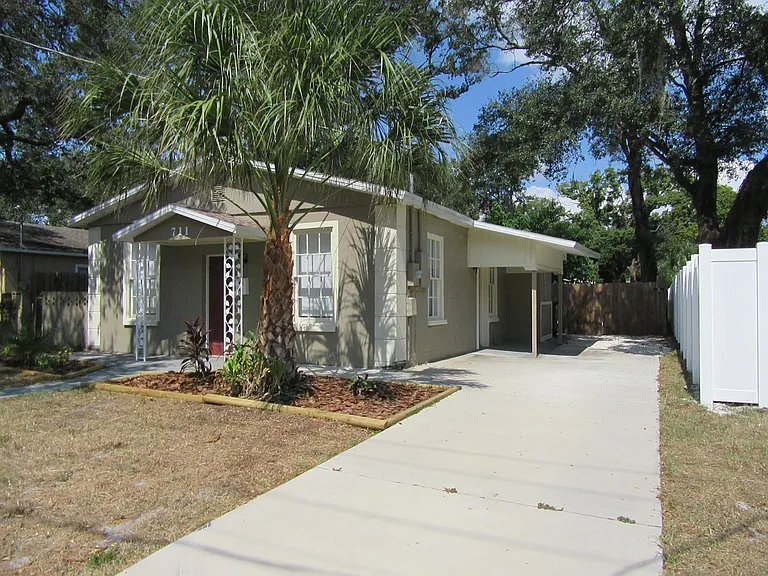 711 W Plymouth St — Photo 3