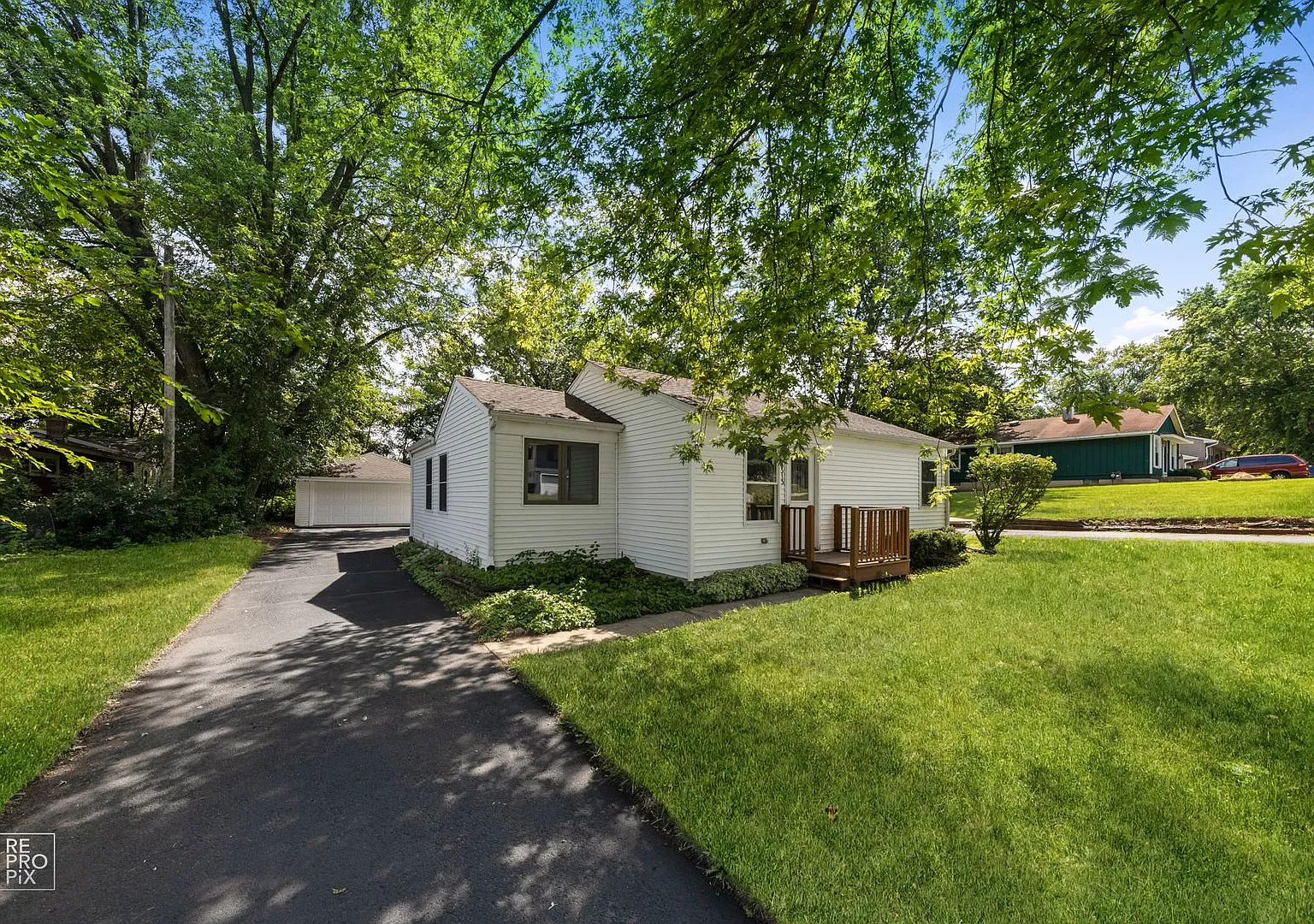 2 Bedroom 1 Bath with LARGE Oversized 2 Car Garage in Wonder Lake! — Photo 1