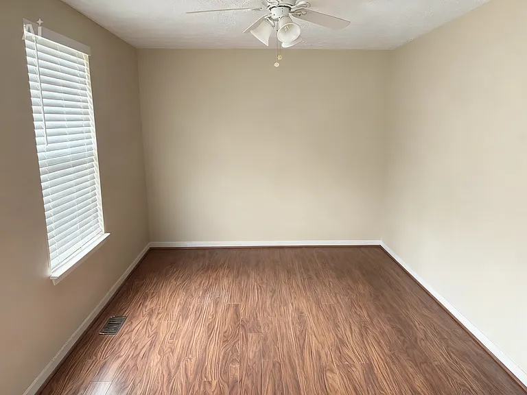 910 Jessicas Ln — Photo 4