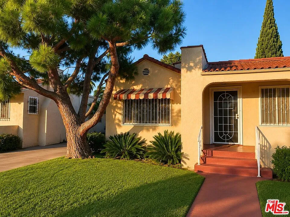 2 bed, 1.0 bath, 1006 sqft, $3,700 — Photo 2