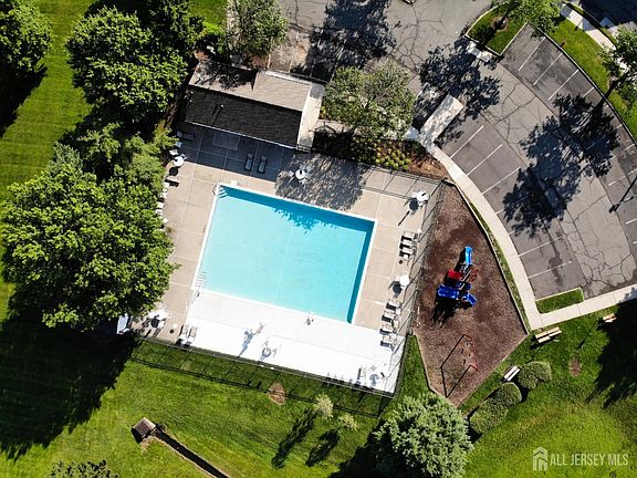 4th image of 18 Keith Ct