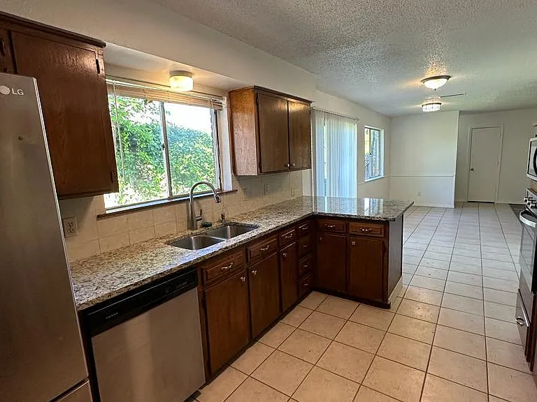 2818 Golfing Green Dr — Photo 8