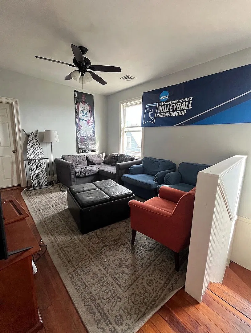 Sunny, Modern Unit near NEU with Laundry in Unit! Spacious and No Fee! — Photo 3