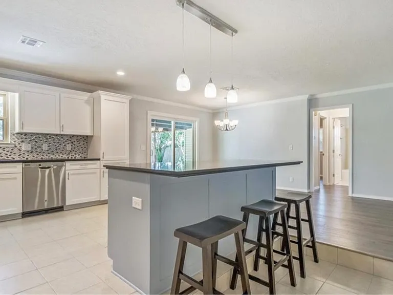 1037 Mobile Cir — Photo 7