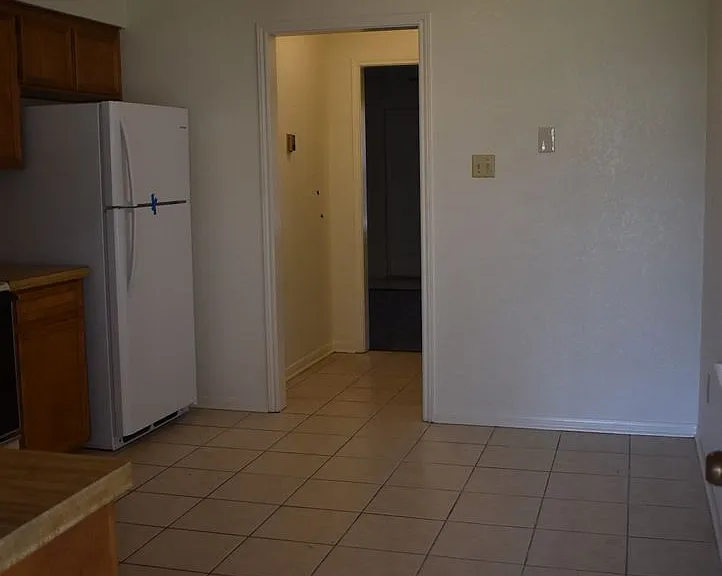 907 Crymes Ln — Photo 6