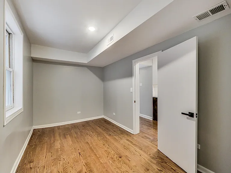 1831 W Fletcher St #1 — Photo 12