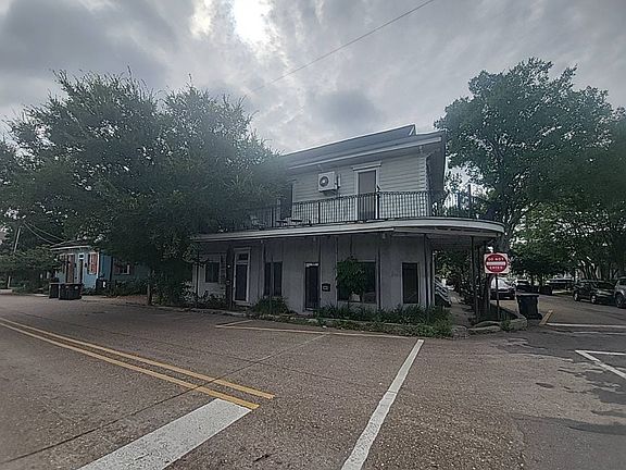 2nd image of 900 Moss St