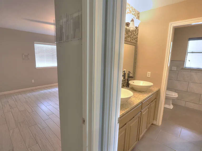 7714 Odessa Dr — Photo 28