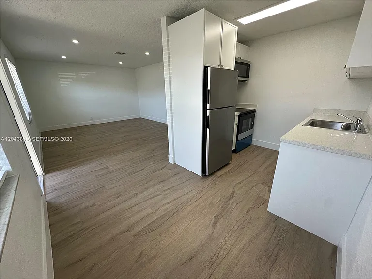 899 NE 15th St #3 — Photo 1