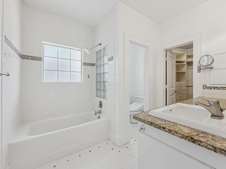 3300 Harris Park Ave — Photo 10