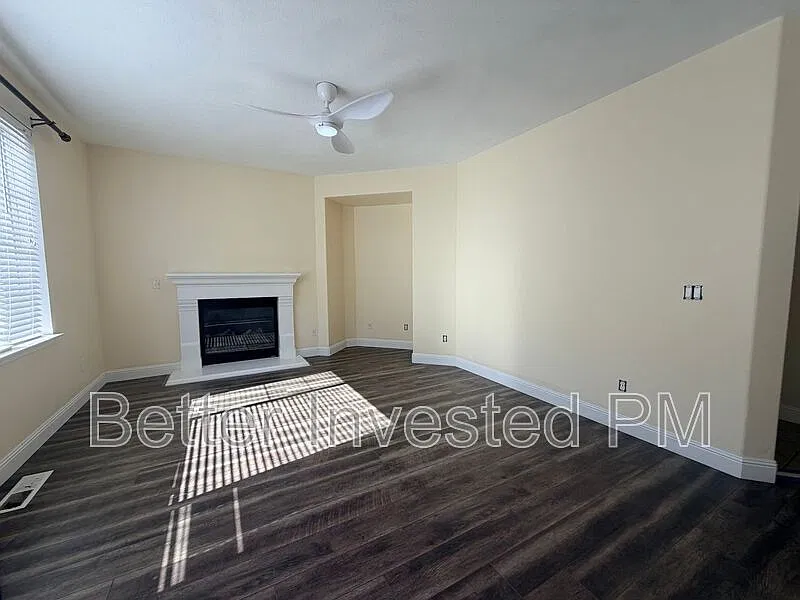3 bed, 2.5 bath, 2264 sqft, $4,100 — Photo 2
