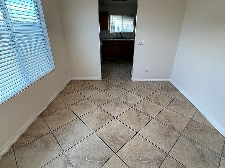 937 Oregon Trl — Photo 4