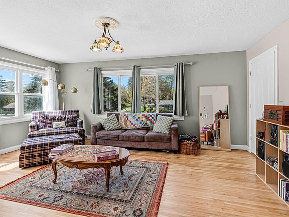 3rd image of 601 Labore Rd
