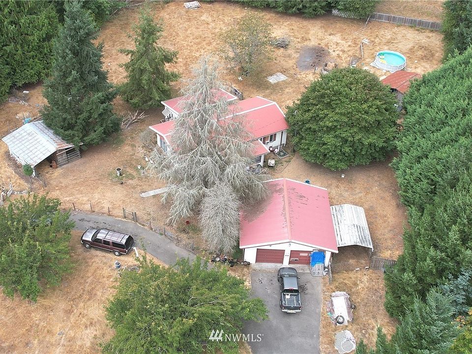 Great land opportunity in Rainier to rebuild or renovate.