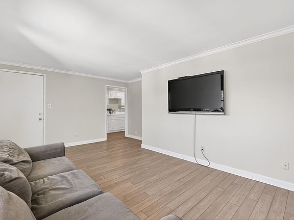 4th image of 827 Daniels St APT D