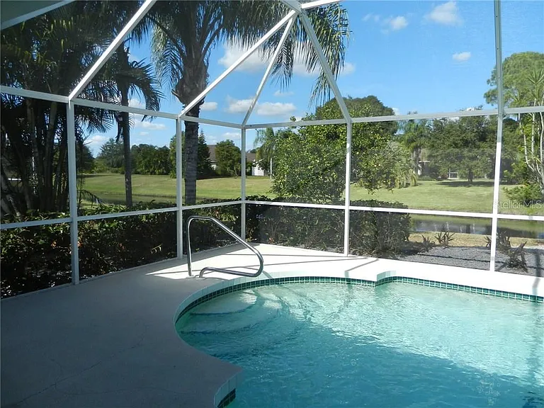 589 Rotonda Cir — Photo 2