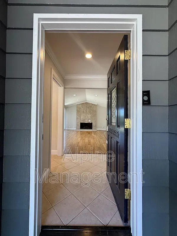3 bed, 2.5 bath, 2000 sqft, $7,995 — Photo 2