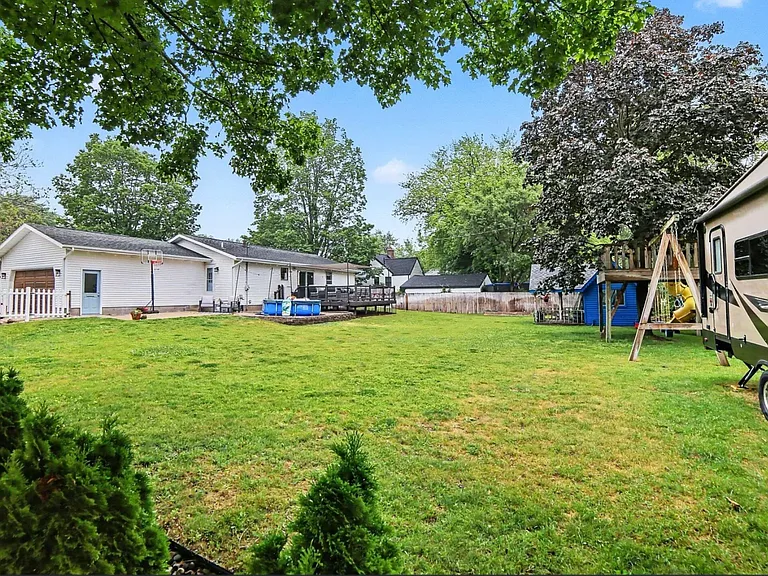 1202 Woodlawn Ave — Photo 3