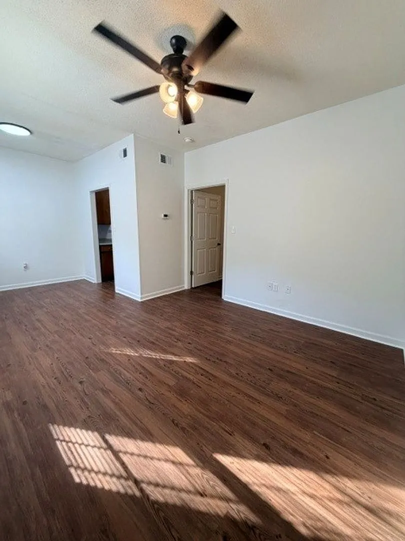 Emerald Creek Apt. — Photo 4