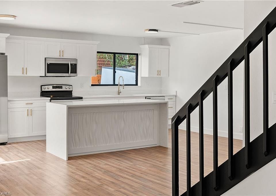 1st image of 1460 Park Shore CIR #1